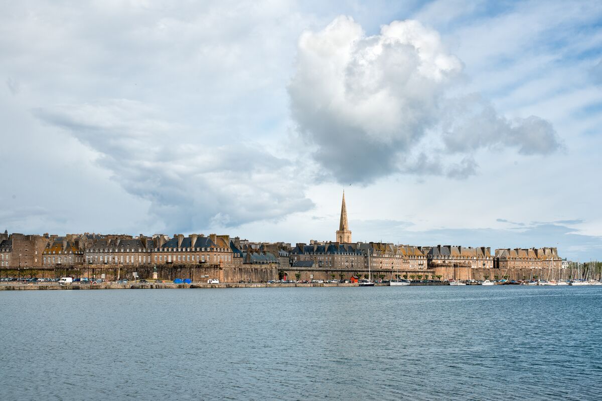 St. Malo, Blick vom Hafen auf die Stadtmauer und die Kirchturmspitze von St. Vincent