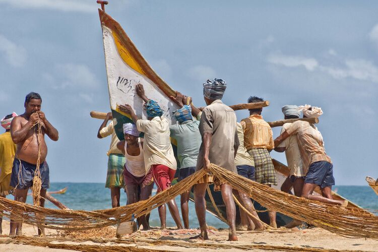 Knallharte Arbeit, Fischer am Strand von Pondichery