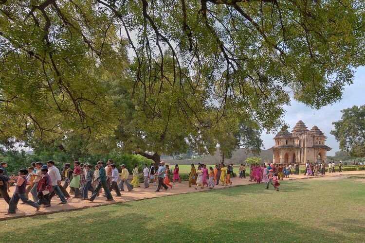 In Indien selbstverständlich, zum Schulunterricht gehört der Besuch kultureller und historischer Stätten, Hampi, Karnataka