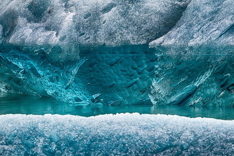 Gletscherlagune Jökulsarlon (Südküste), Eisstrukturen mit Redfield Filter herausgearbeitet